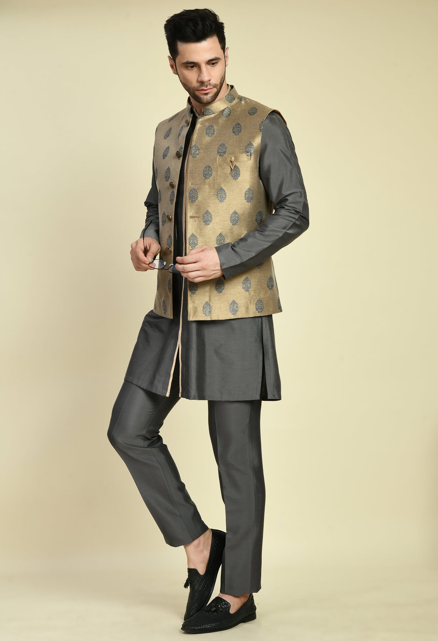 Detail view 4 - Men’s Nehru Jacket – Silk in Grey with Silk Jaquard Detail