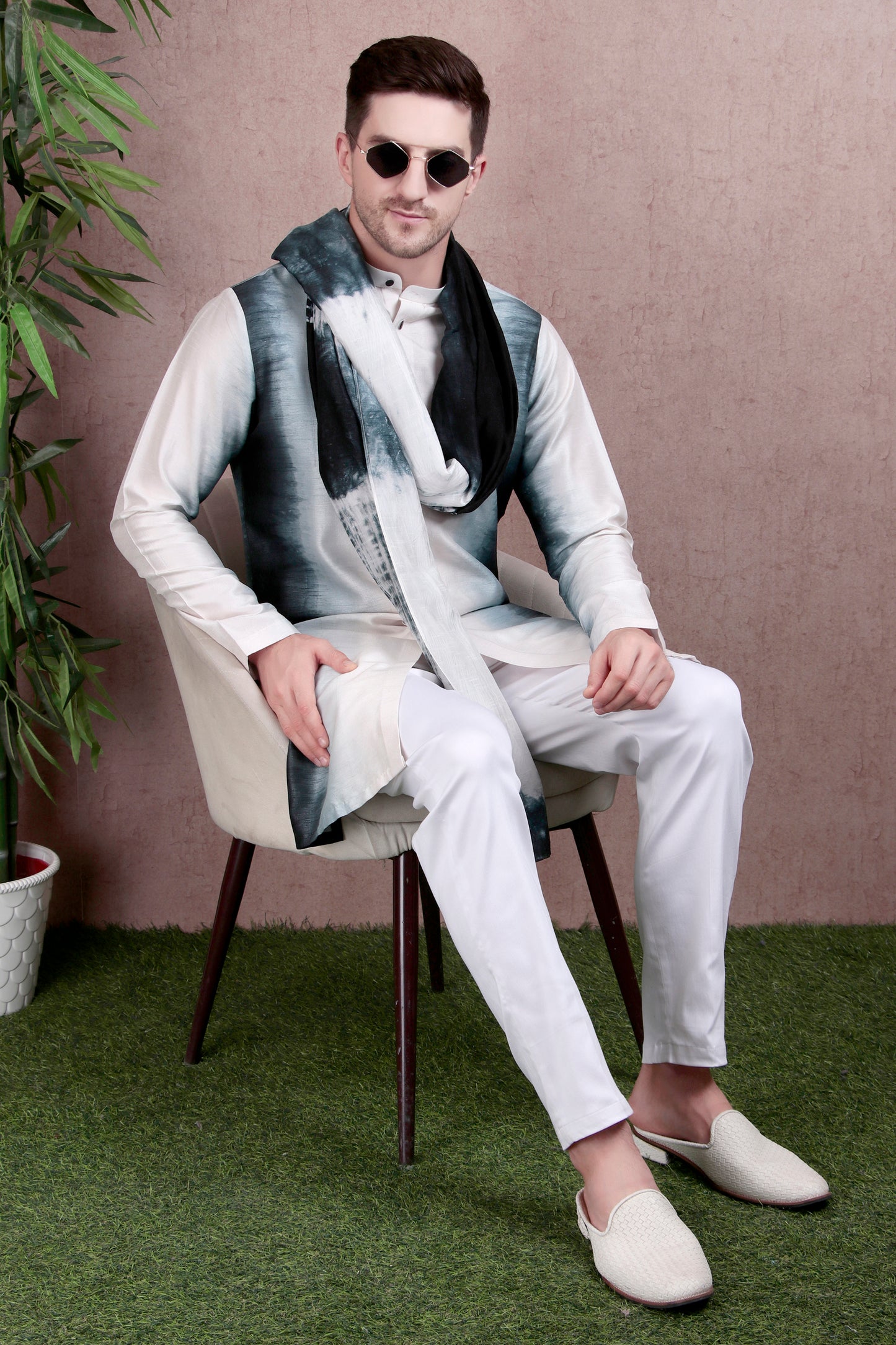 Detail view 4 - Men’s Kurta Set – Dola Silk in Ivory-Black Ombré with Tie-Dye Detailing