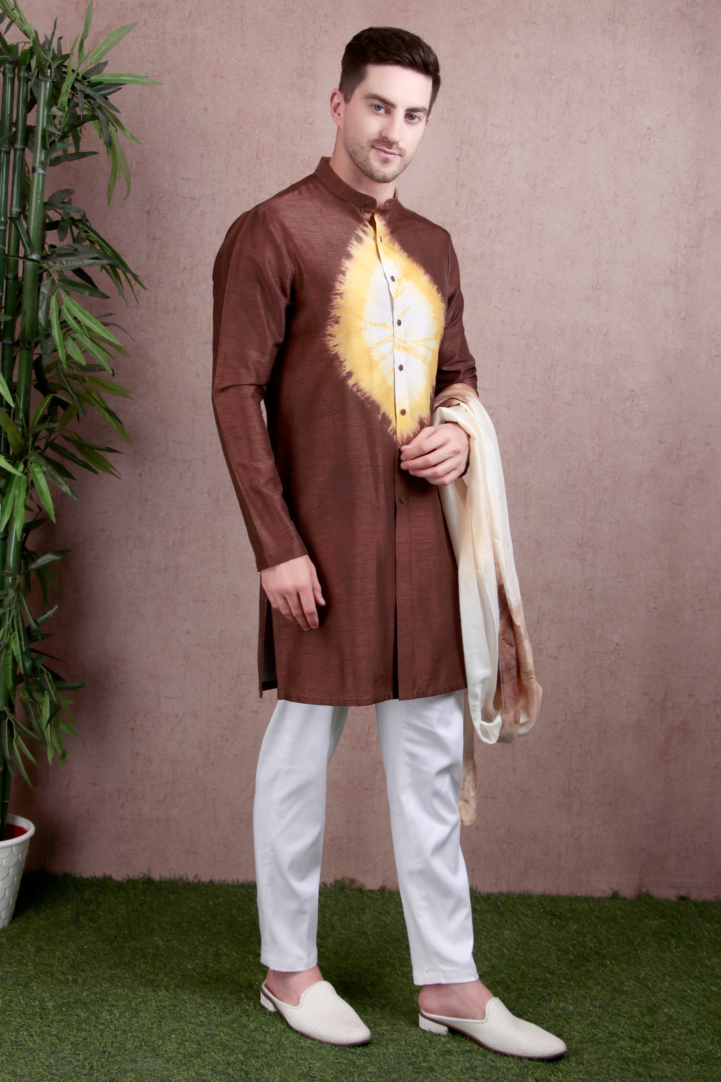 Detail view 2 - Men’s Kurta Set – Raw Silk in Brown with Yellow Tie-Dye Center Motif