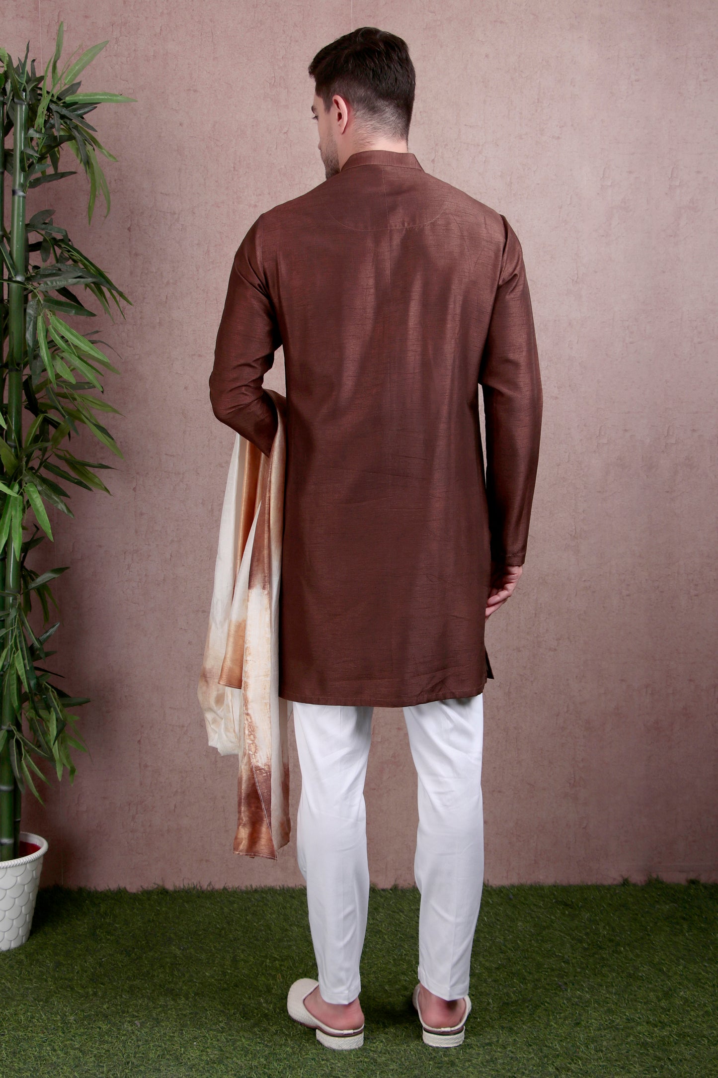 Detail view 2 - Men’s Kurta Set – Raw Silk in Brown with Yellow Tie-Dye Center Motif