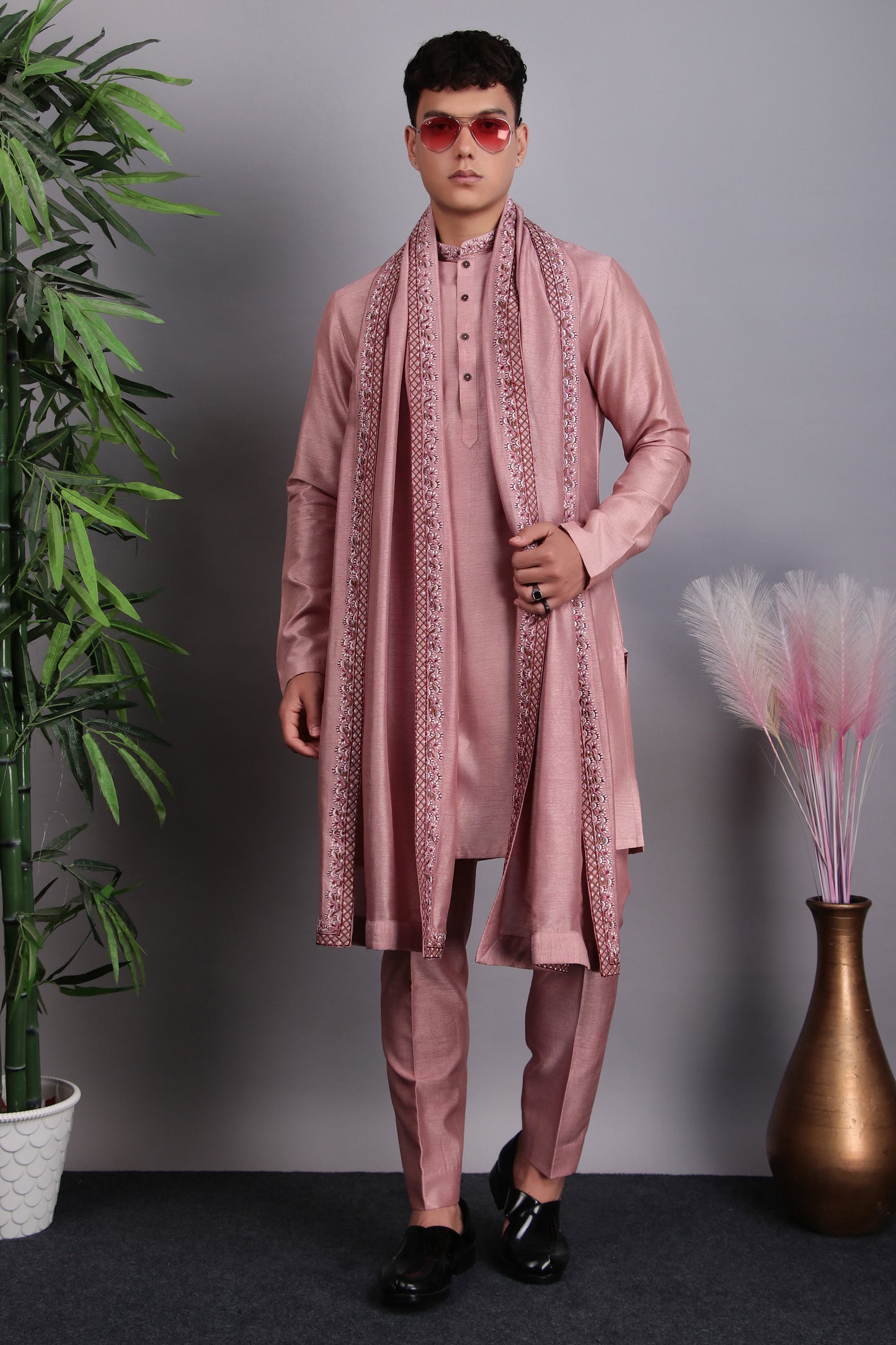 Detail view 2 - Men’s Kurta Set – Silk in Pink with Silk Thread Hand Embroidery