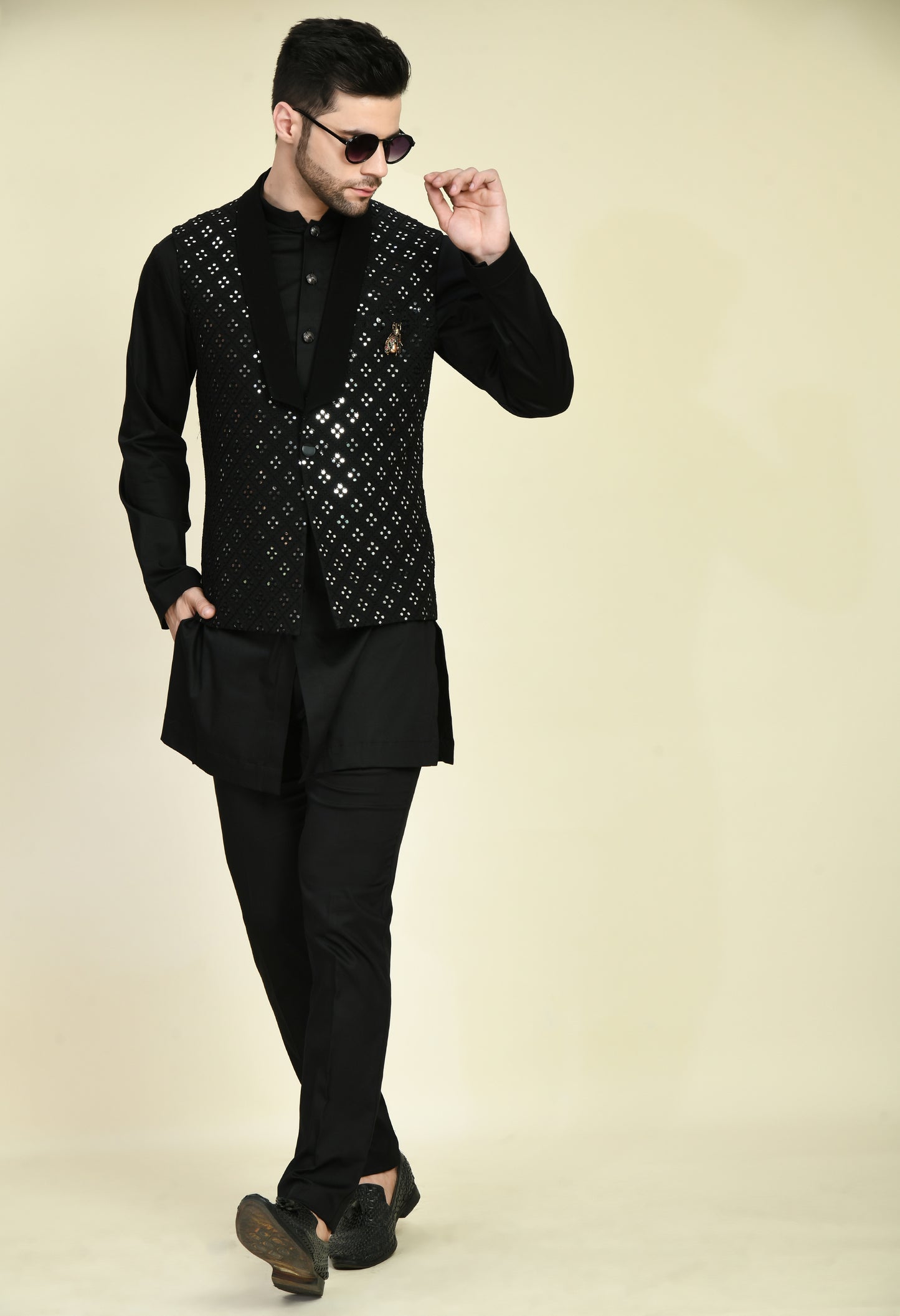 Detail view 4 - Men’s Kurta Set – Silk in Yellow with Tie and Dye