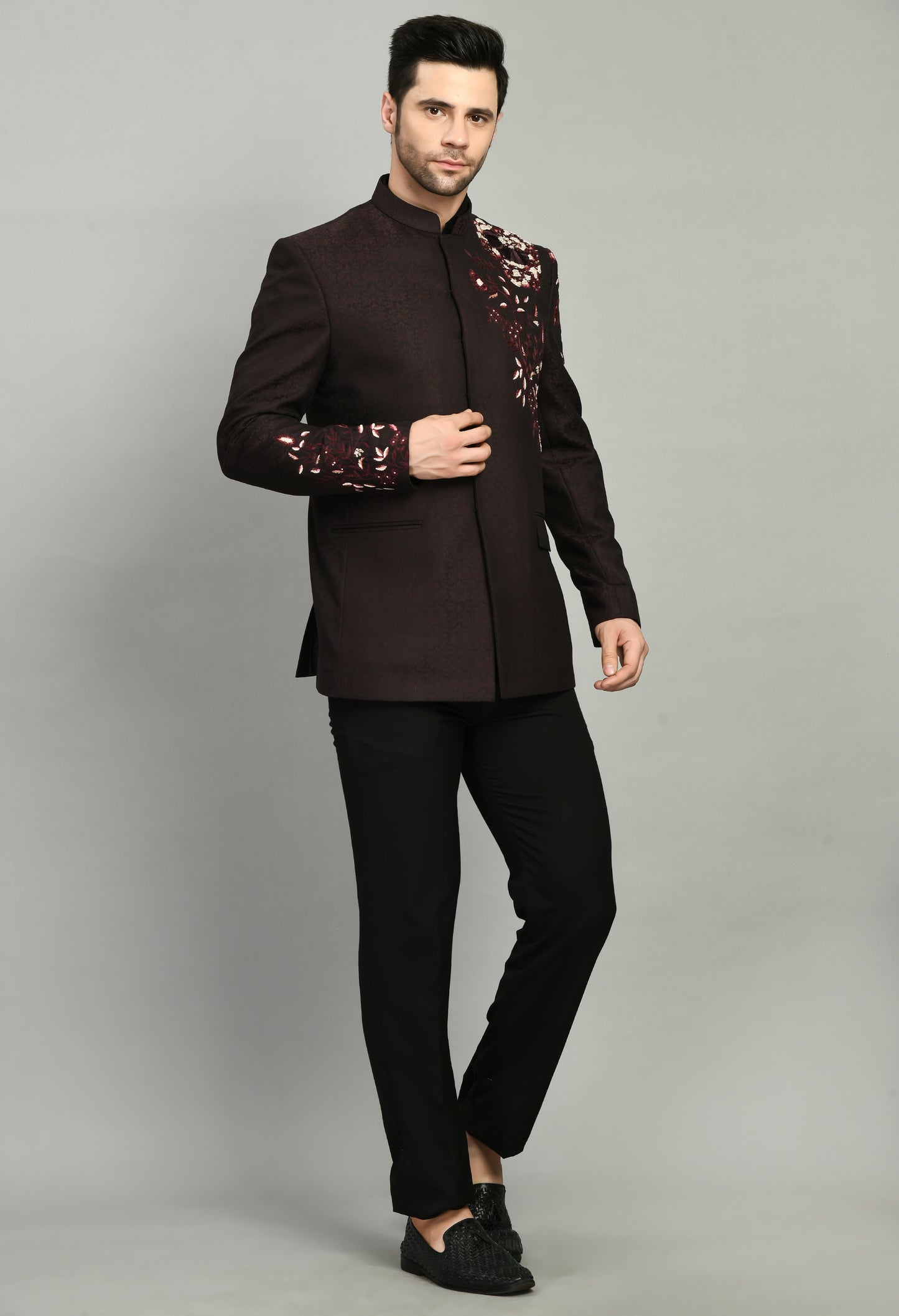 Detail view 2 - Men’s Bandhgala – Jaquard Suiting in Wine with Shoulder Embroidery